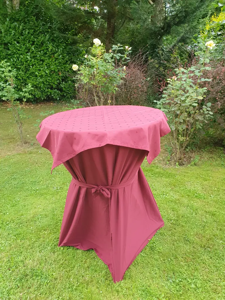 mange debout nappe bordeau.webp
