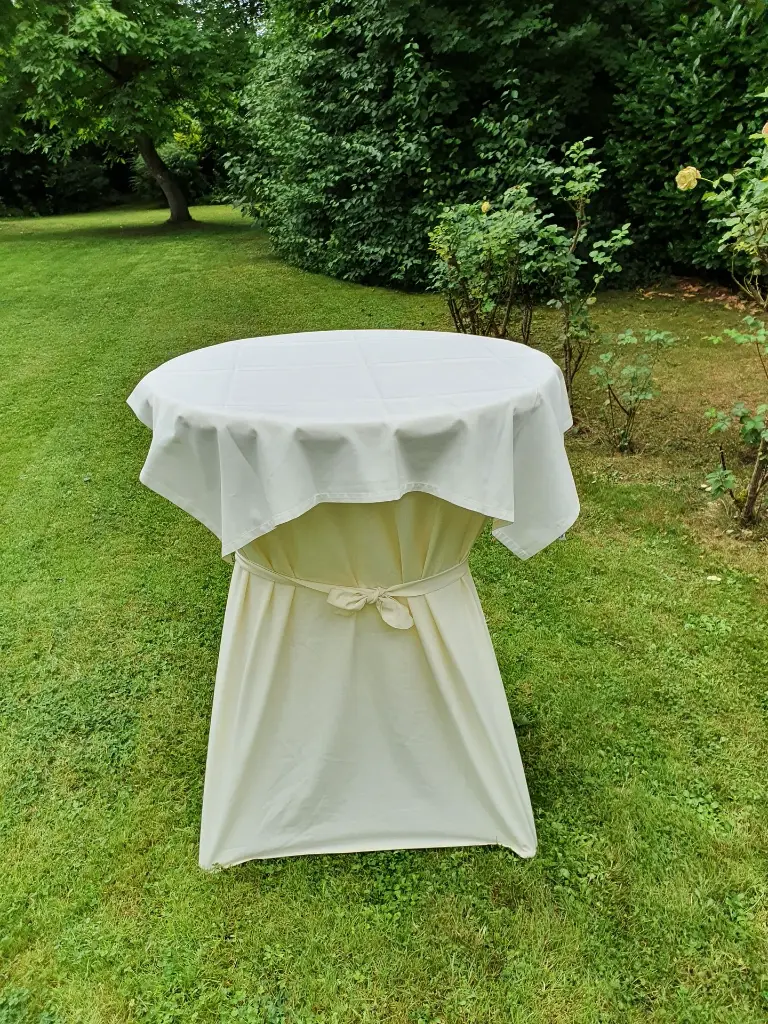 mange debout nappe écrue.webp